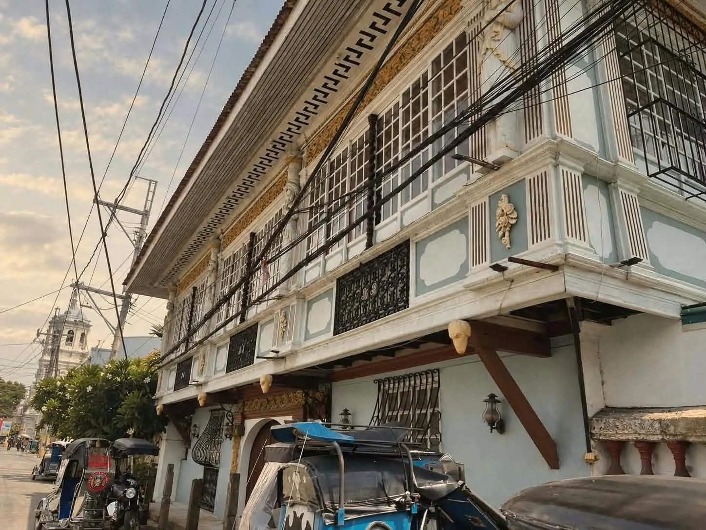 Traditional upper-storey wood-and-glass facade photographed in Kamestisuhan District