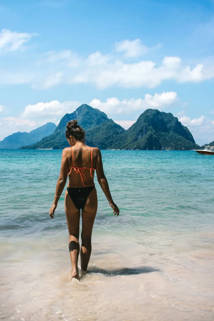 Palawan travel guide – white sandy beach in Palawan