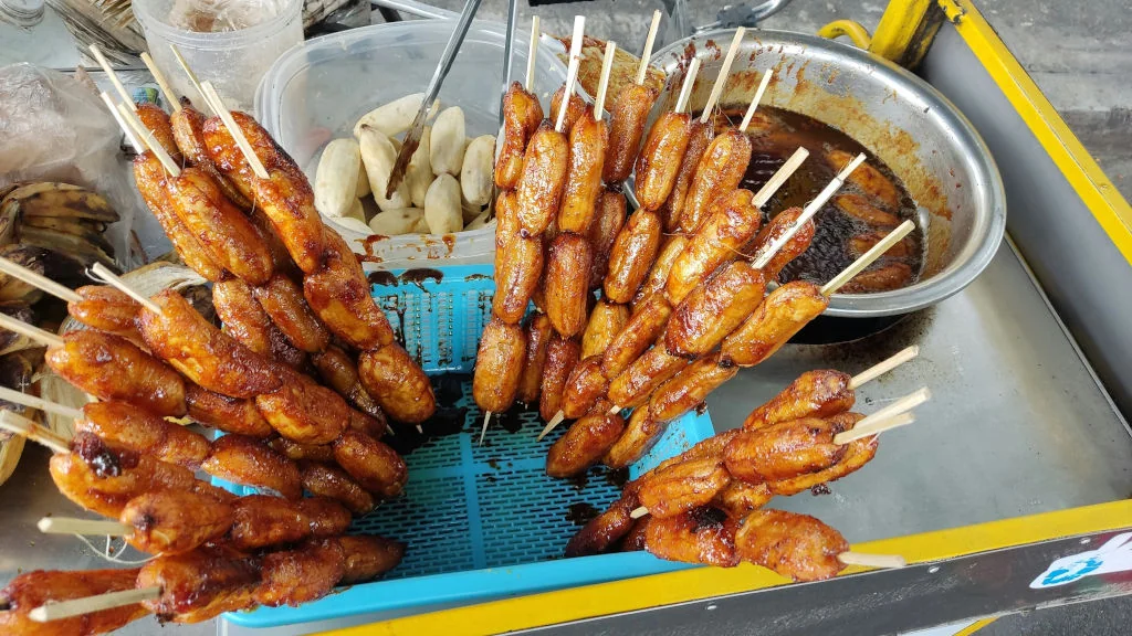filipino street food - banana que