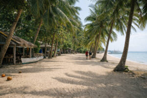 Relaxed slow day scene for how many days in Malapascua decisions