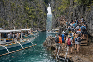 Best time to visit Twin Lagoon compared with a busier docking period in Coron
