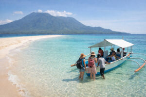 Boat access to White Island in Camiguin