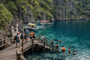 Best time to visit Kayangan Lake with the boardwalk and swim area showing visitor flow in Coron