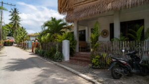 Budget and midrange places to stay for a Moalboal travel budget