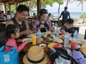 Food and snack break during a Moalboal with kids family day