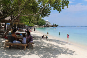 White Beach Moalboal as an easy beach stop for Moalboal with kids